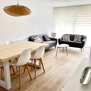 Con 3 Habitaciones, Terraza Y Jardin Comunitario Con Piscina En Apartamento